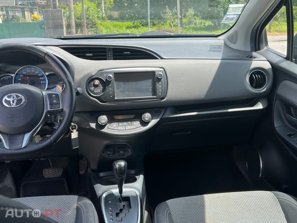 Toyota Yaris Hybrido automático