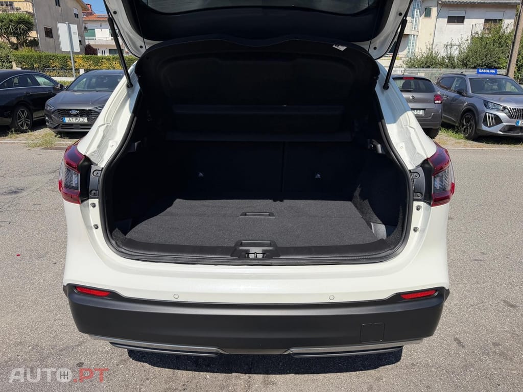 Nissan Qashqai 1.3 DIG-T N-Connecta J18 Led