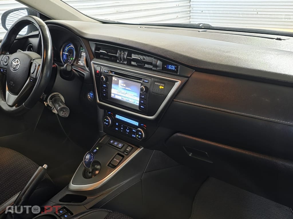 Toyota Auris Touring Sports 1.8 HSD Exclusive - Adaptada A Pessoas Com Mobilidade Reduzida