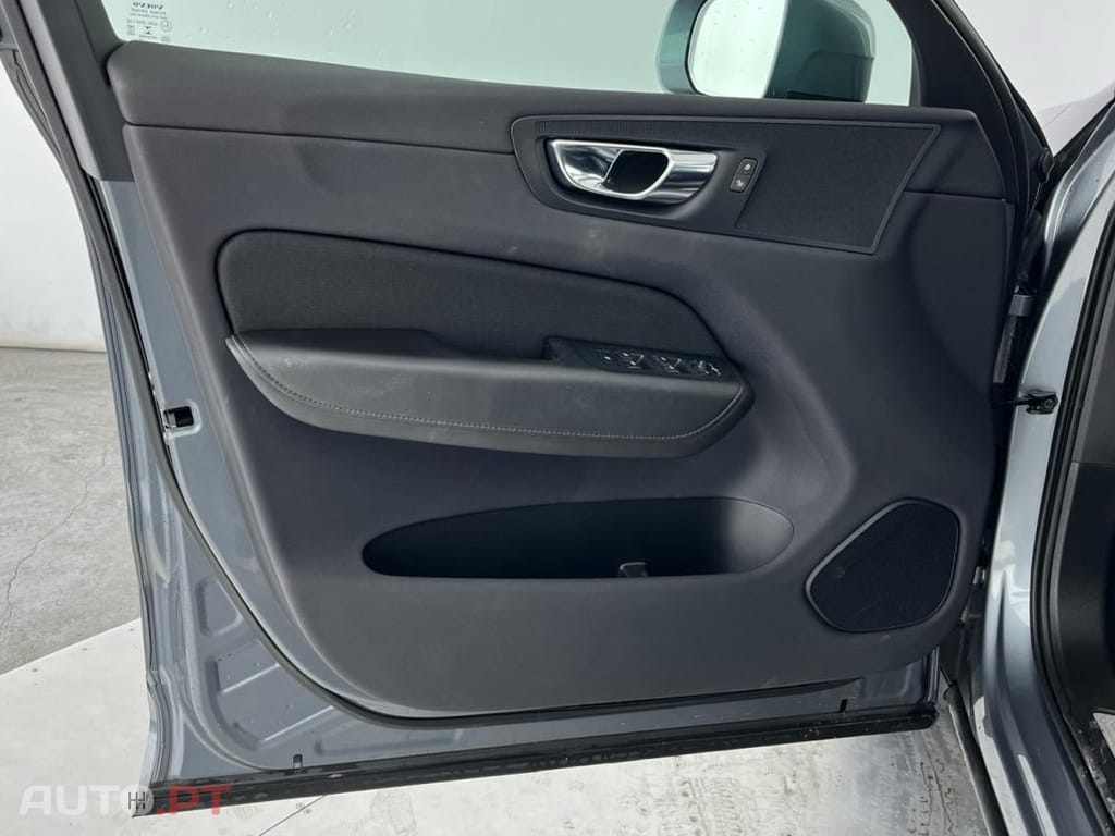 Volvo XC60 2.0 T8 PHEV Momentum Plus AWD