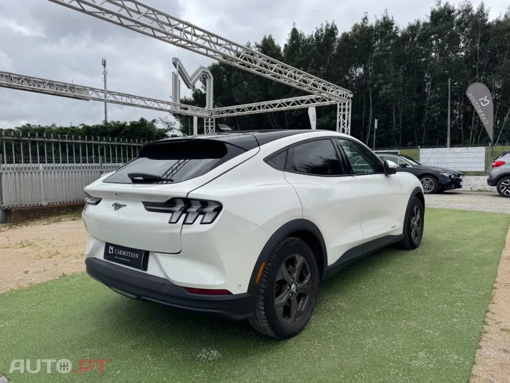 Ford Mustang Mach-E 75.7 kWh Base