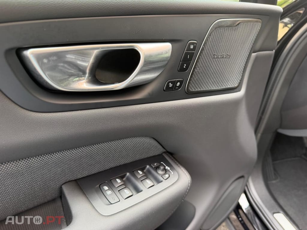 Volvo XC60 T6 AWD Recharge Plus Black Edition
