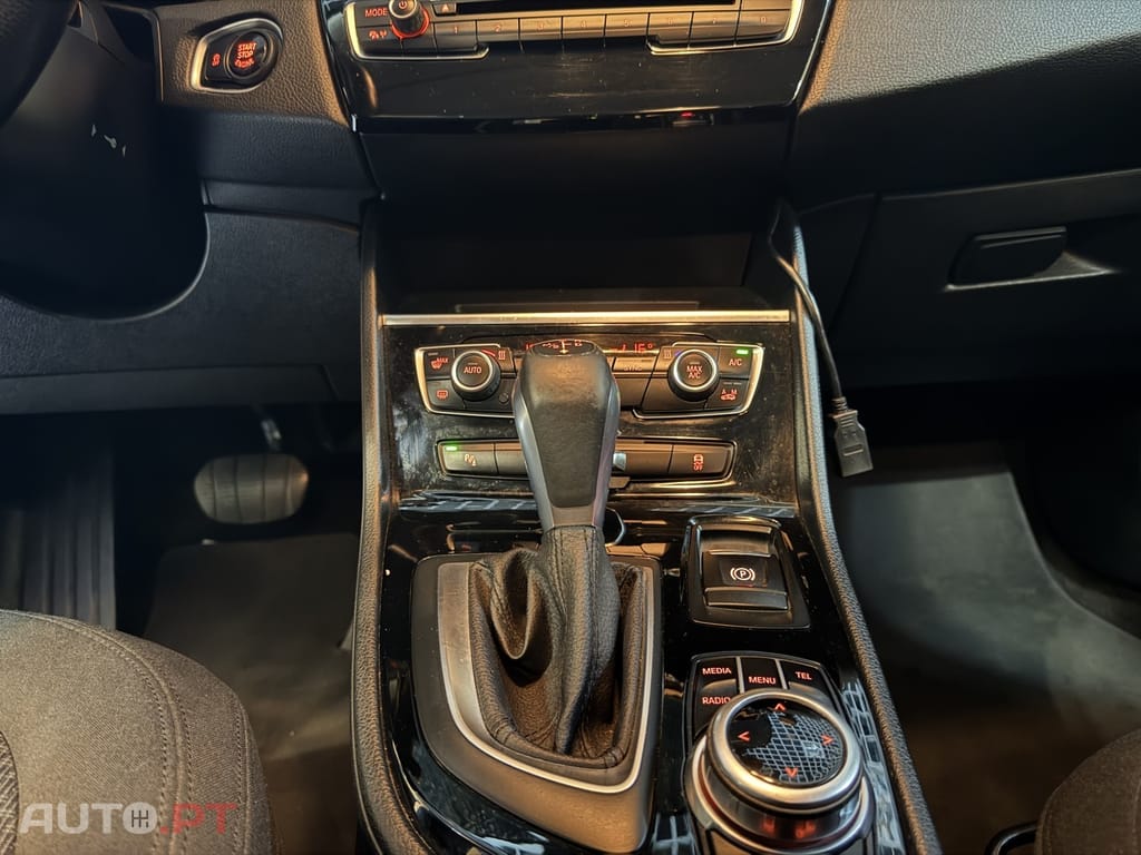 BMW 216 d Line Luxury Auto — fotografia 12
