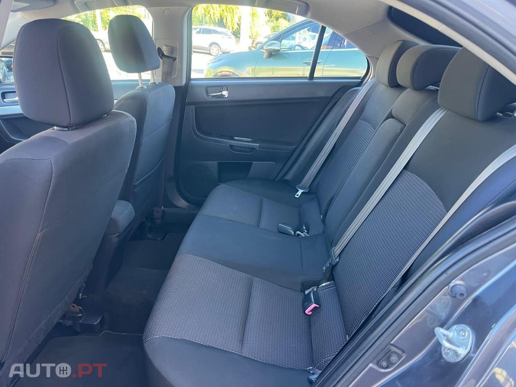 Mitsubishi Lancer 1.5 Invite — fotografia 10