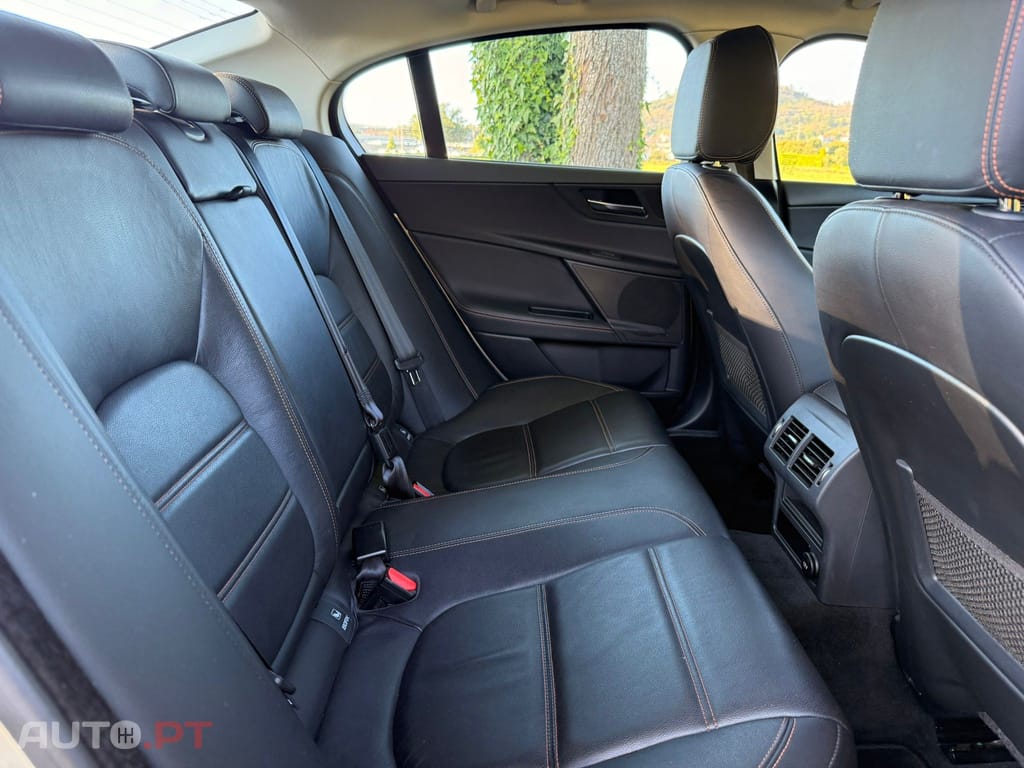 Jaguar XE 2.0 D Prestige Aut.