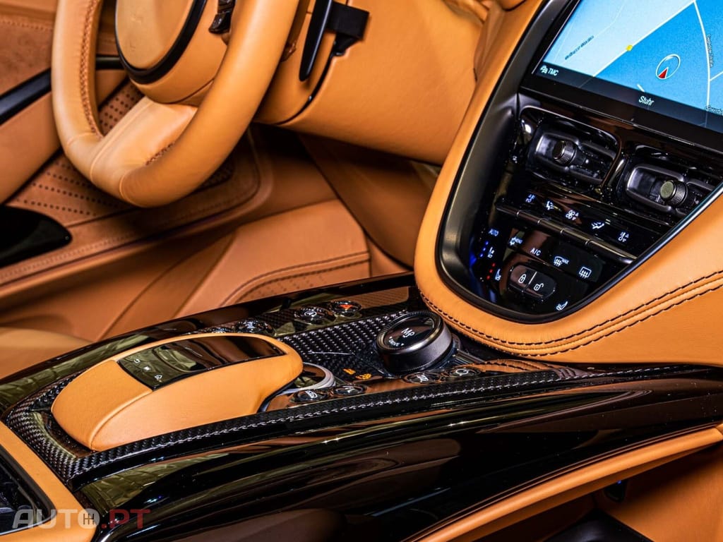 Aston Martin DBX 707