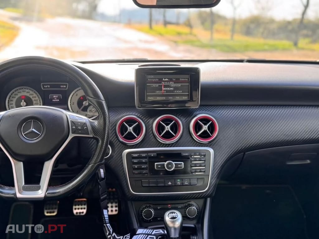 Mercedes-Benz 180 AMG de fábrica com kit A45