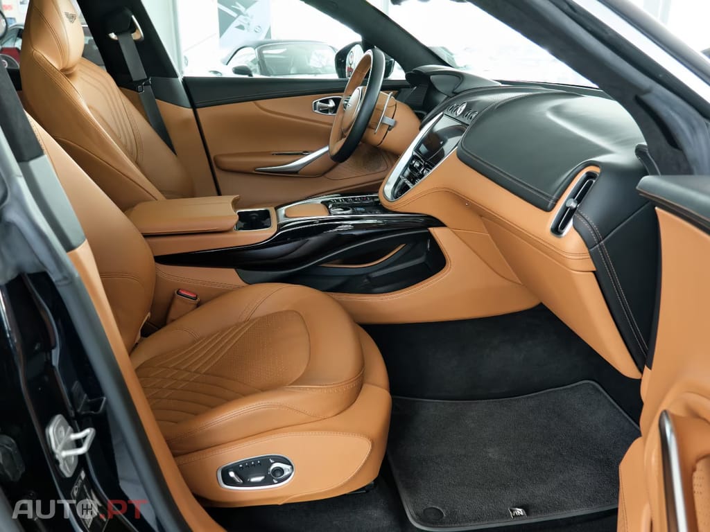 Aston Martin DBX 4.0 V8
