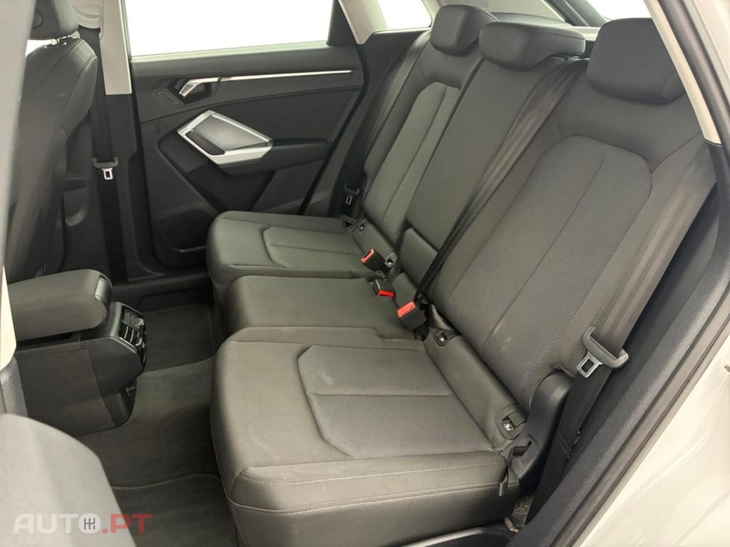 Audi Q3 35 TFSI S Business line