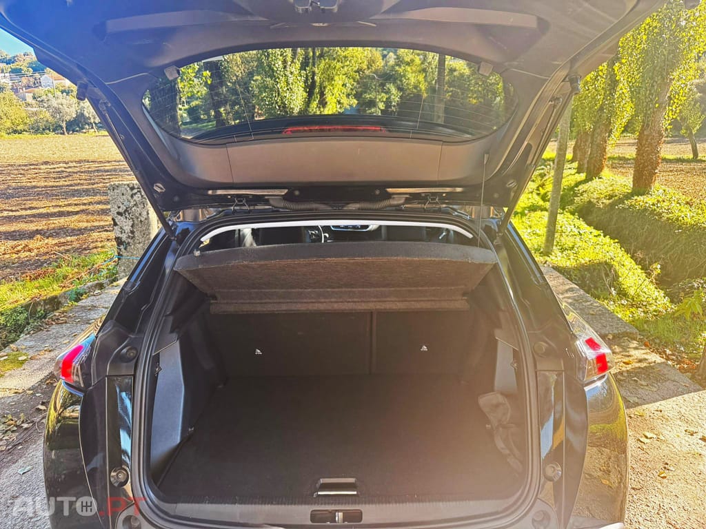 Peugeot 2008 1.5 BlueHDi Allure EAT8