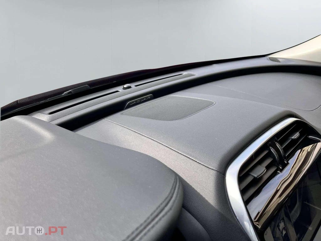 Jaguar XE 200d R Dynamic RED 