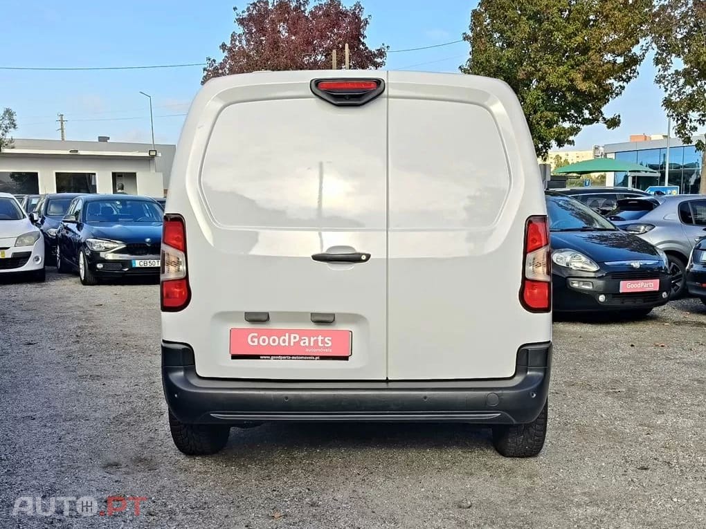 Peugeot Partner 1.2 PRO 110 CV L1H1 -