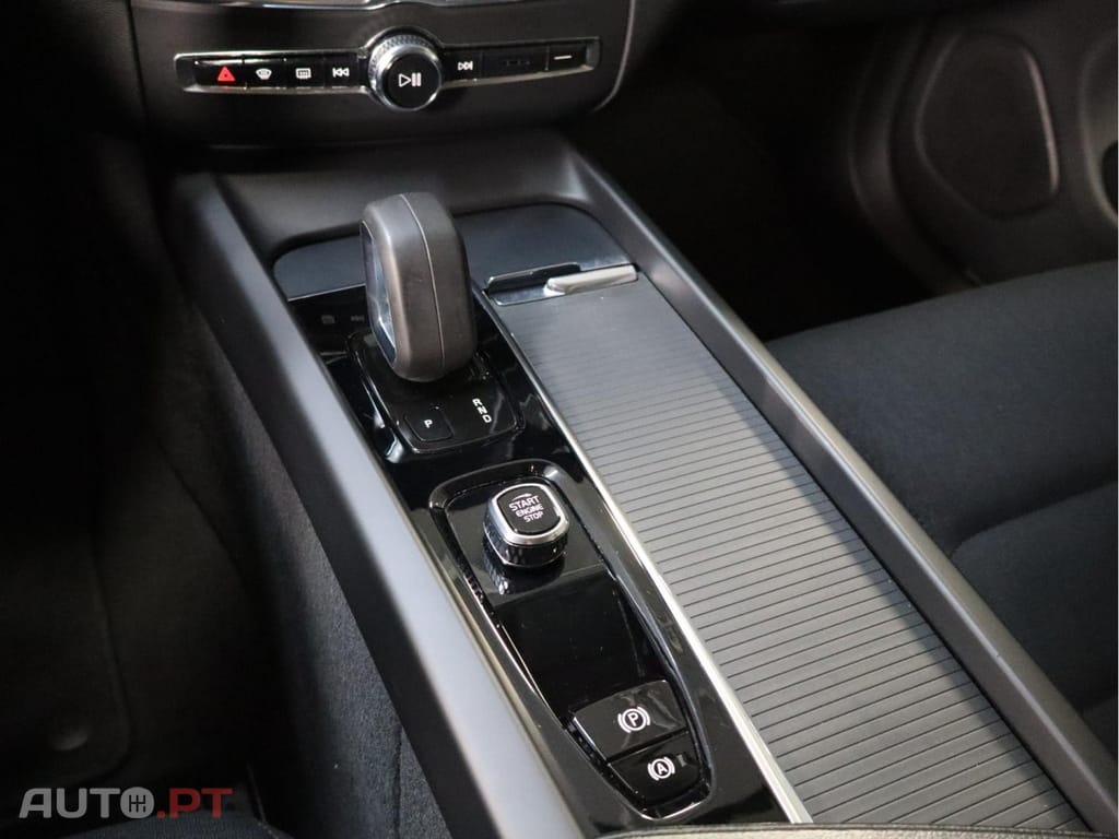 Volvo XC60 2.0 B4  Momentum Plus 