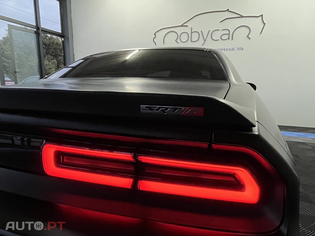 Dodge Challenger 6.1 SRT8