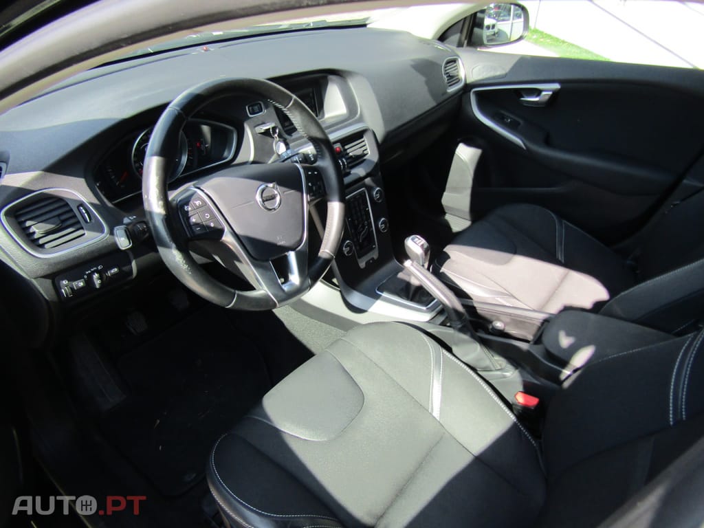 Volvo V40 2.0 D3 R-Design Momentum
