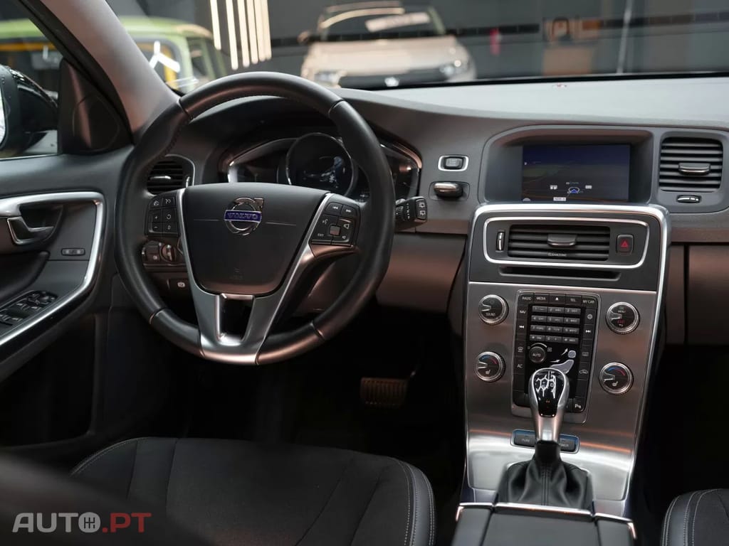 Volvo V60 2.4 D6 Momentum AWD Phev