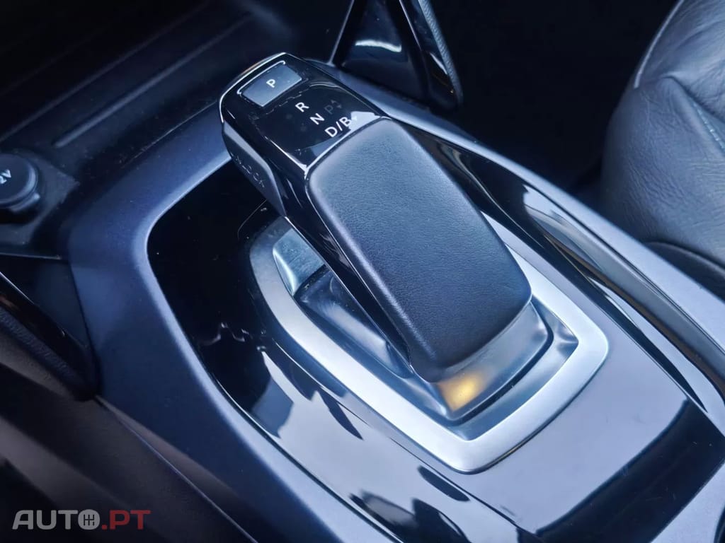 Peugeot E-2008 50 kWh Allure Pack