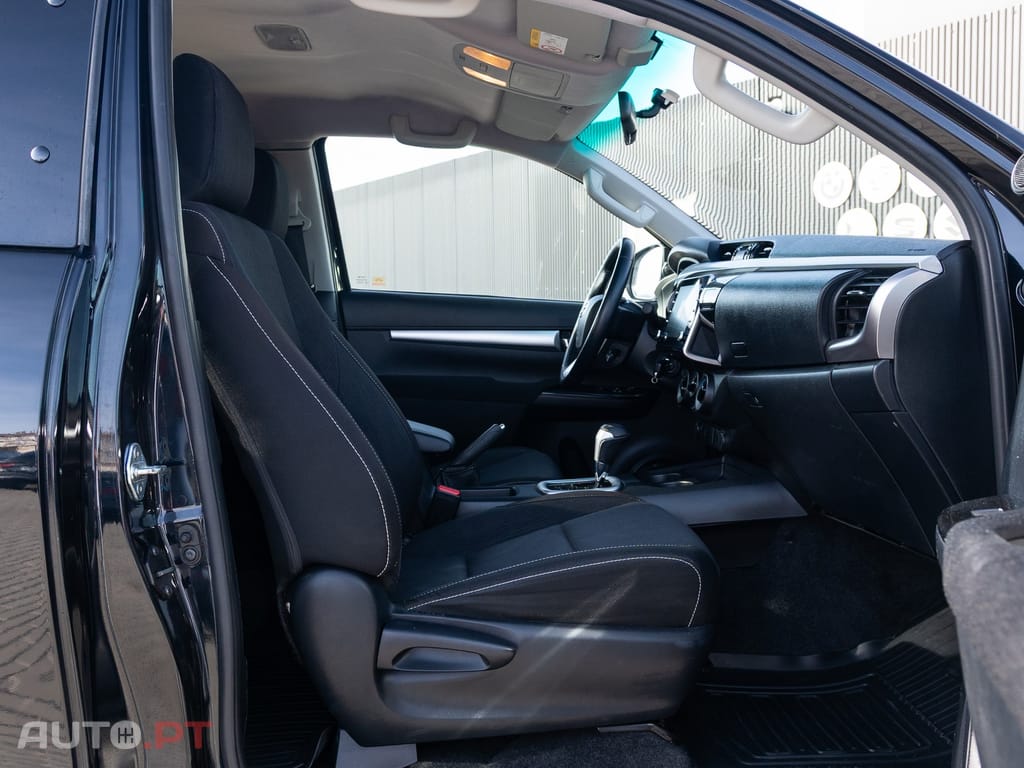 Toyota Hilux 2.4 D-4D 4WD CD Tracker S CA