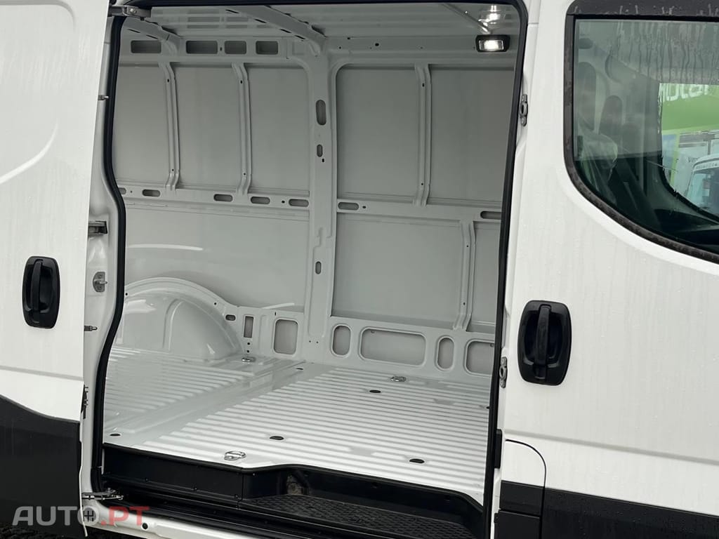 Iveco Daily 3.0 35S18HV 3520L 12m3