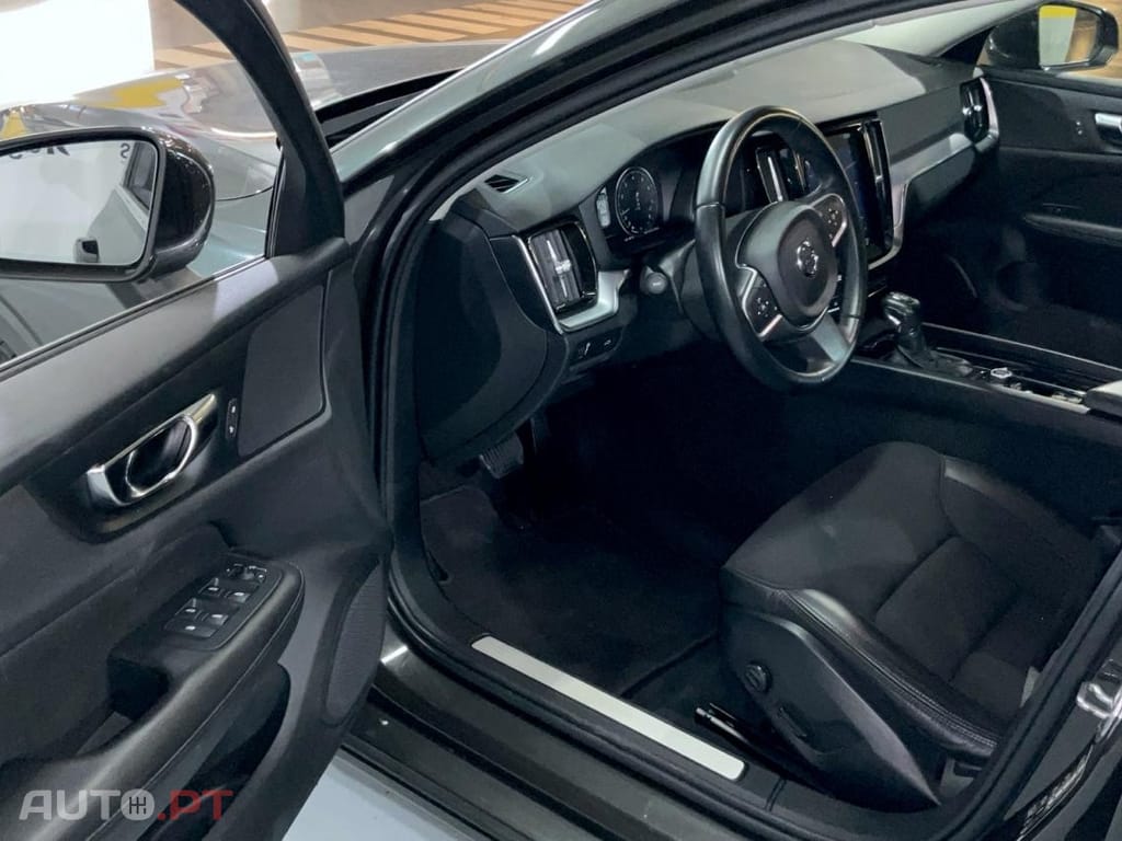 Volvo V60 2.0 T4 Momentum Plus