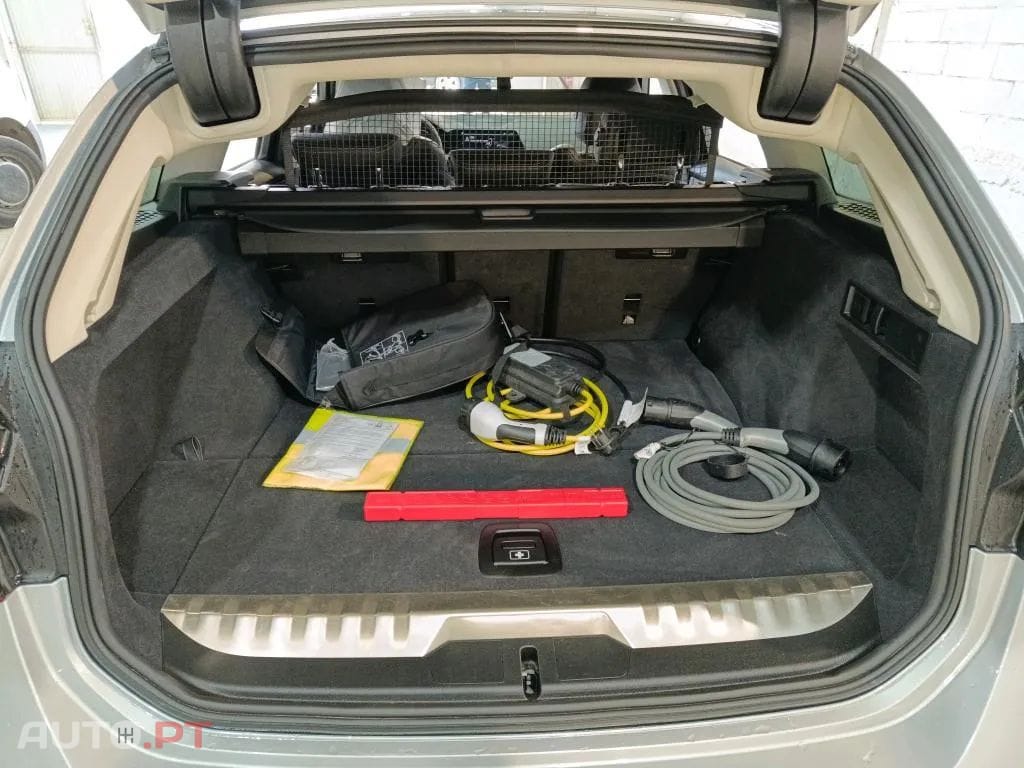 BMW 330 e Touring Auto