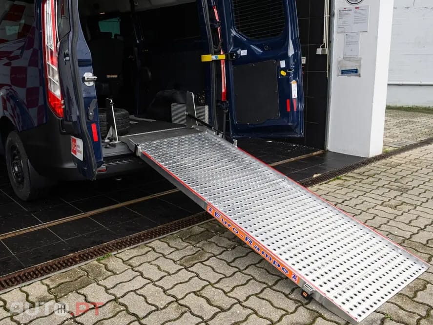 Ford Transit Custom Adaptada p/ 3 cadeiras de rodas