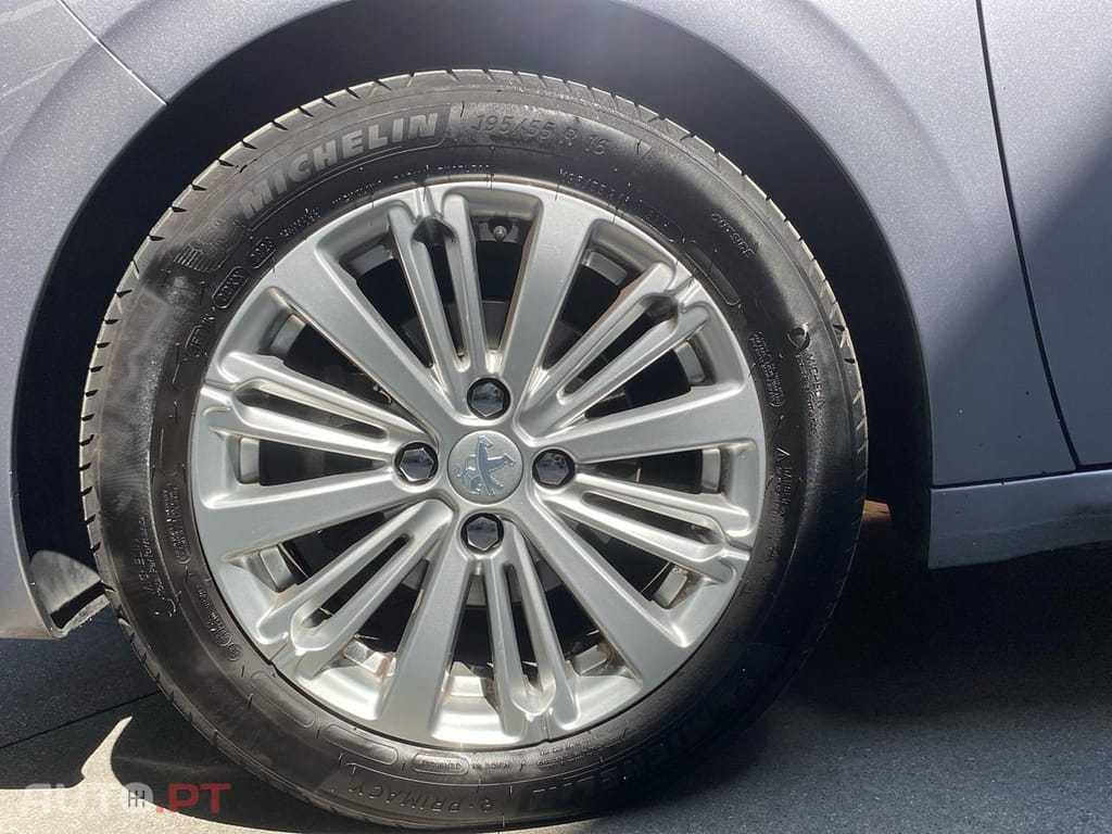 Peugeot 208 1.2 PureTech Signature
