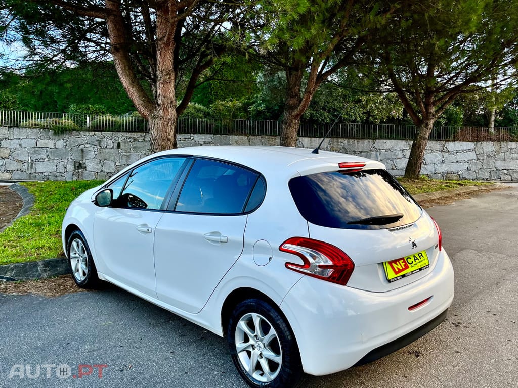 Peugeot 208 ..