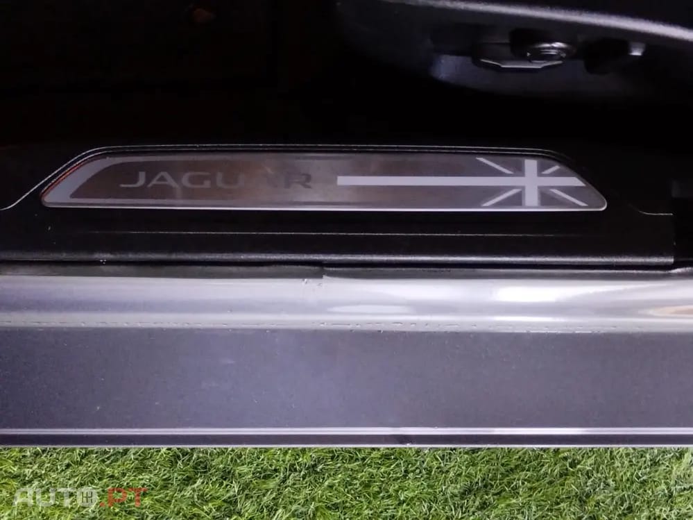 Jaguar XE 2.0 D R-Dynamic SE