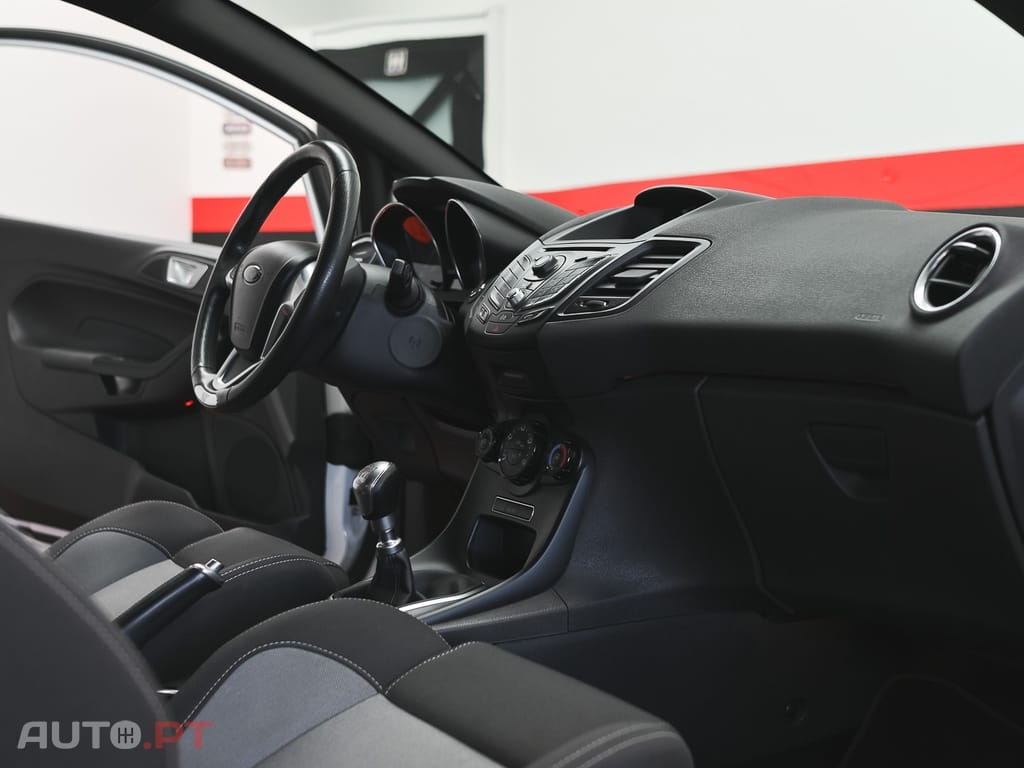 Ford Fiesta 1.6 EcoBoost c/ Pack Pele Desportiva ST