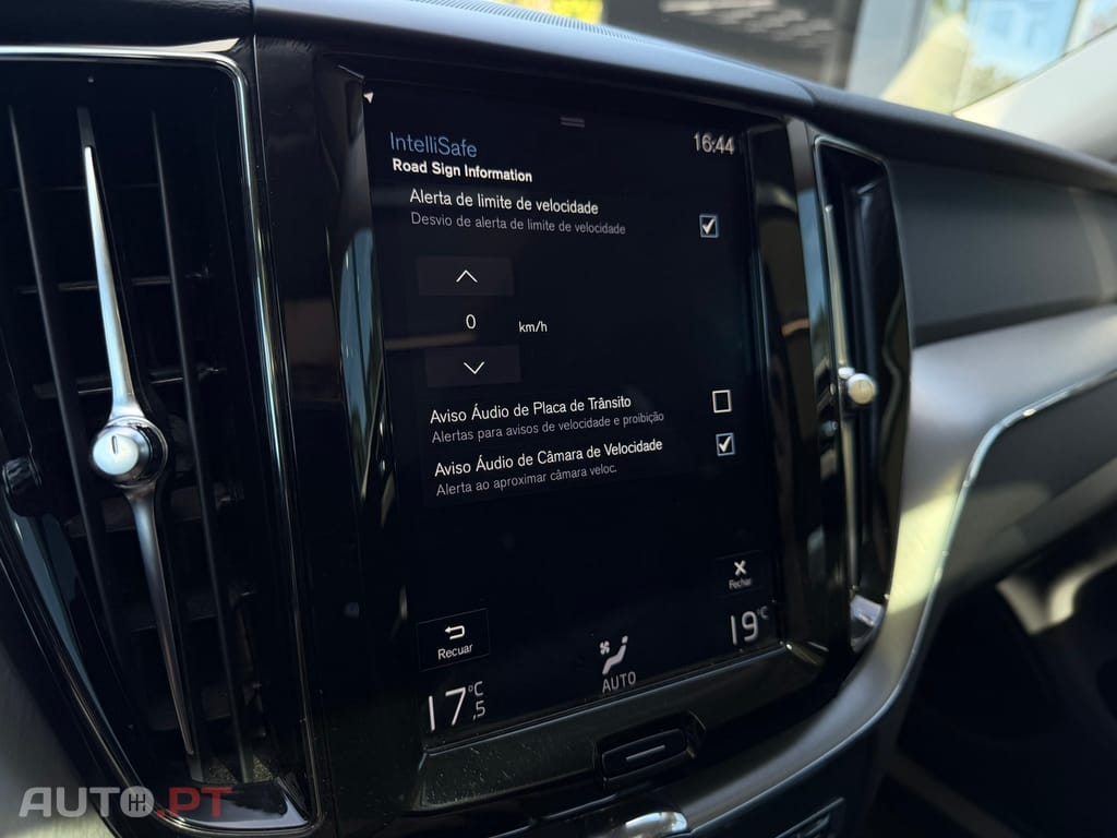 Volvo XC60 2.0 T8 PHEV Momentum Plus AWD