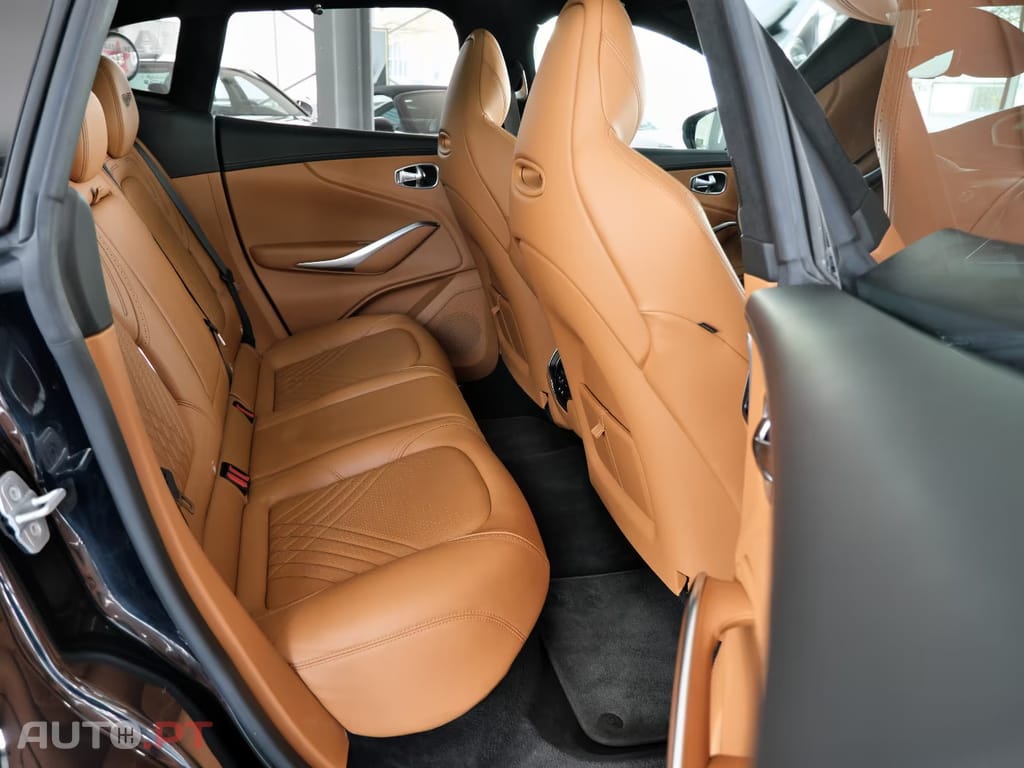 Aston Martin DBX 4.0 V8