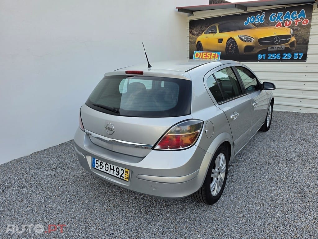 Opel Astra 1.7 CDTi Executive — fotografia 4
