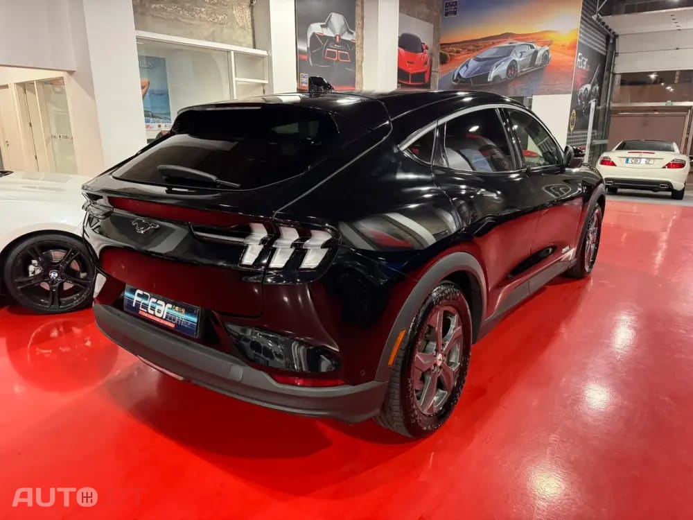 Ford Mustang Mach-E Alargada