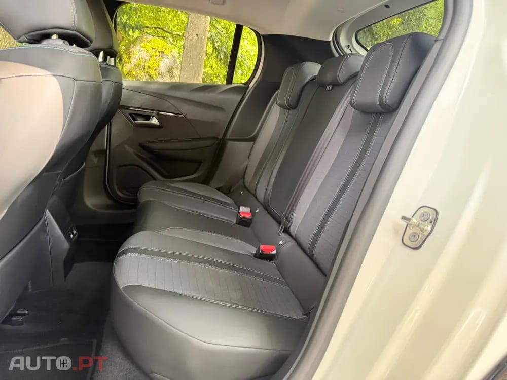 Peugeot E-208 50 kWh Allure Pack