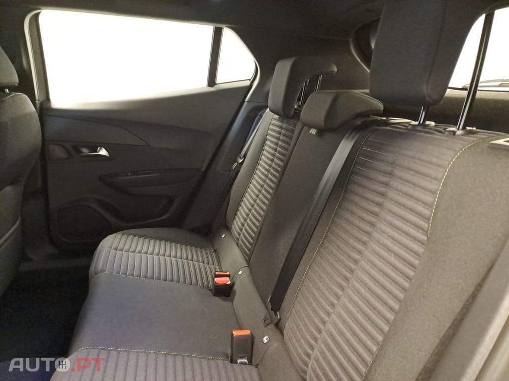 Peugeot E-2008 Active