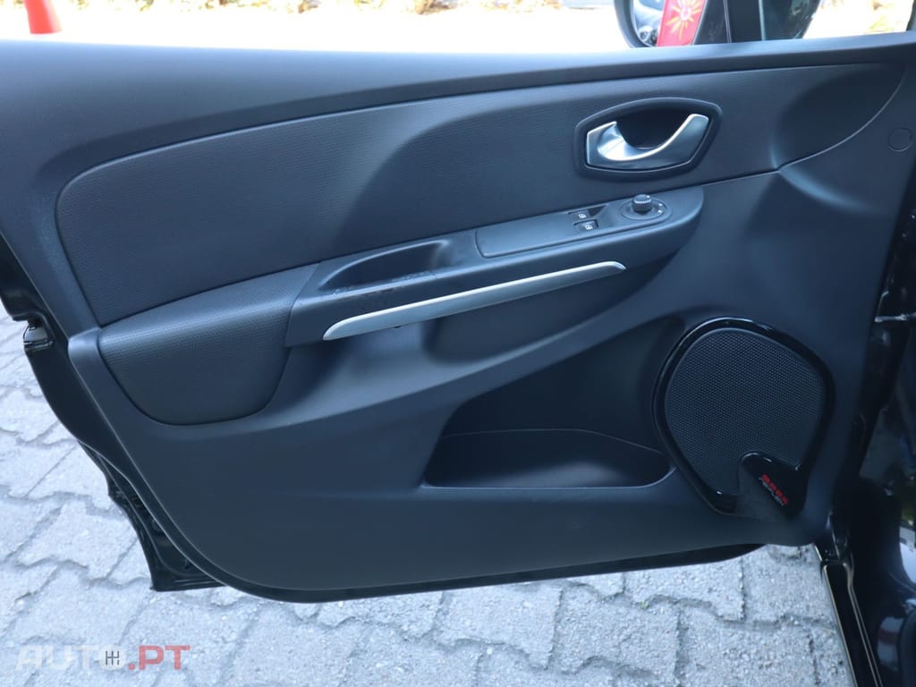 Renault Clio Sport Tourer 1.5 dCi Dynamique S — fotografia 15