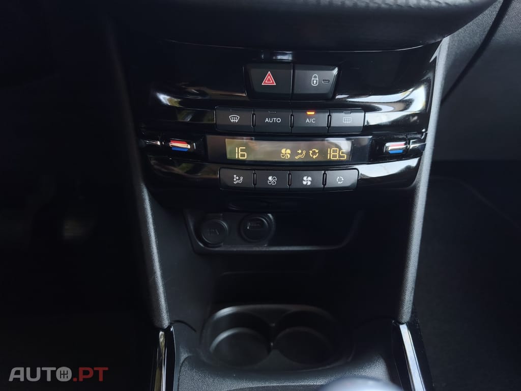 Peugeot 2008 1.2 PureTech Signature — fotografia 6