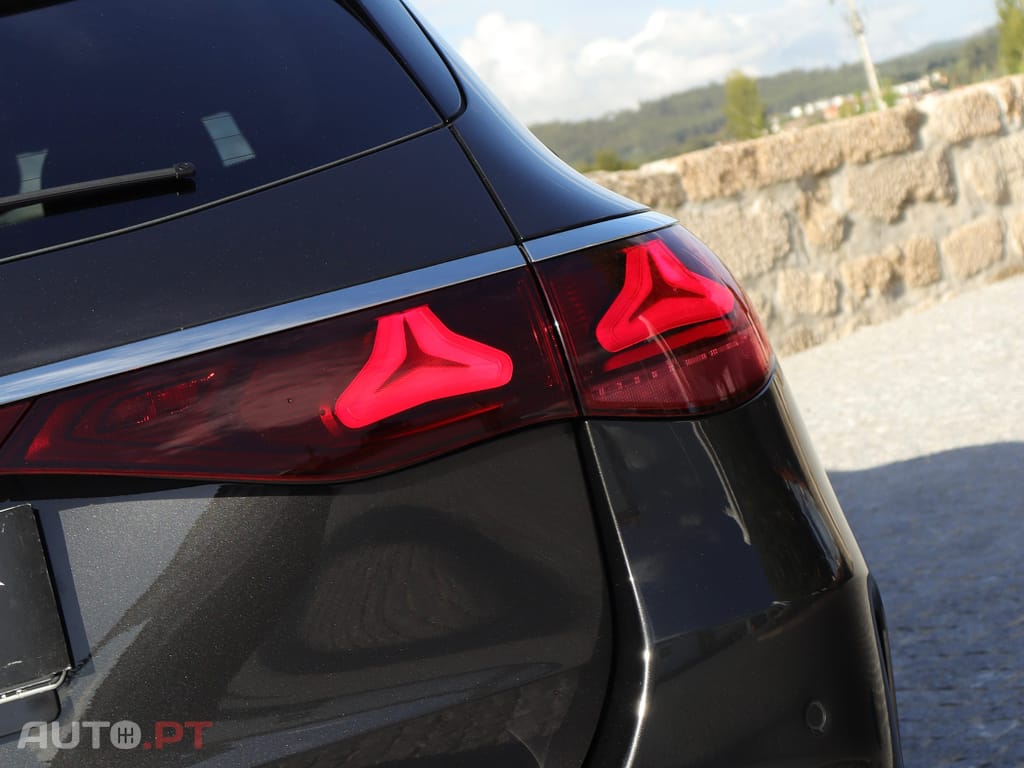 Mercedes-Benz E 300 e AMG Line — fotografia 13