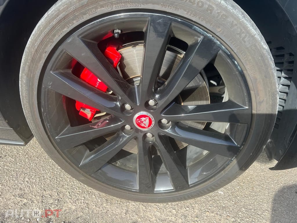 Jaguar XE 2.0 D200 R-Dynamic Black