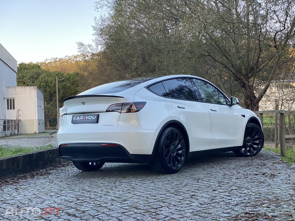 Tesla Model Y PERFORMANCE DUAL MOTOR AWD