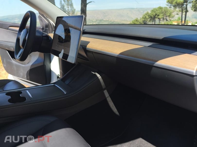 Tesla Model Y SR RWD — fotografia 10