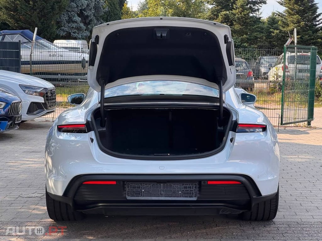 Porsche Taycan Base