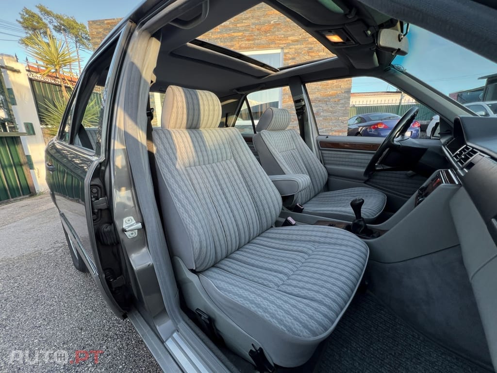 Mercedes-Benz W124 300 D