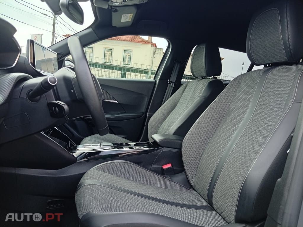 Peugeot e-2008 54 kWh Allure — fotografia 11