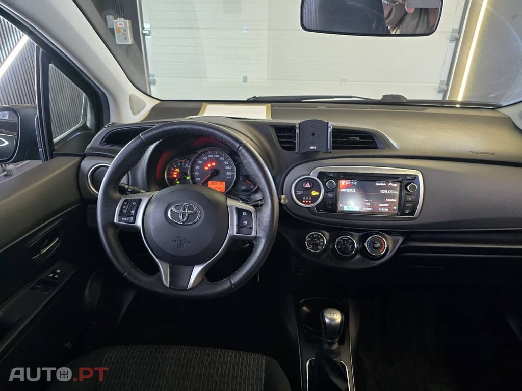 Toyota Yaris 1.3 VVT-i Sol High Pack