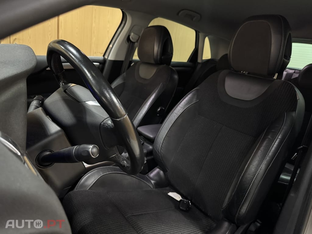 Citroën C4 1.6 BlueHDi Shine EAT6 — fotografia 17