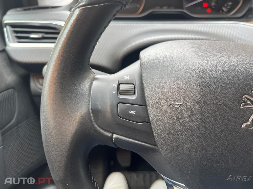 Peugeot 2008 1.2 e-VTi Style
