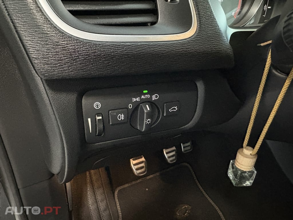 Volvo V40 2.0 D2 R-Design Momentum