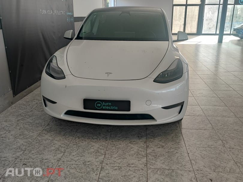 Tesla Model Y Long Range Dual Motor AWD — fotografia 3